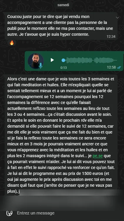 Message WhatsApp d'une réflexologue : « J'ai vendu mon accompagnement à une cliente. Je t'avoue que je suis hyper contente. » Elle explique avoir augmenté son prix après en avoir discuté, en arrêtant de penser qu'elle ne vaut pas plus.