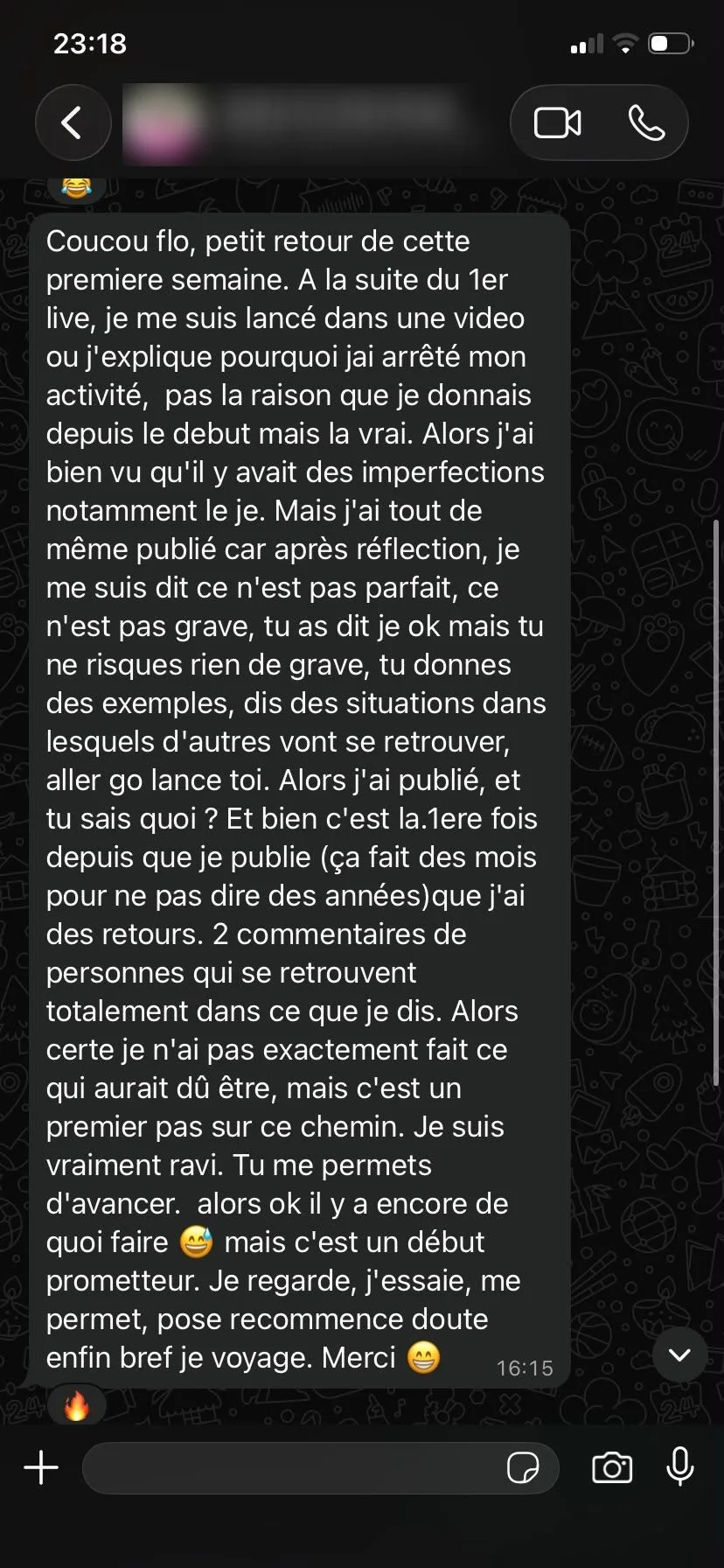 Message WhatsApp d'une praticienne après sa première semaine : elle a publié une vidéo imparfaite et, pour la première fois depuis des mois, a reçu 2 commentaires de personnes qui se retrouvent dans ce qu'elle dit. « Tu me permets d'avancer. »